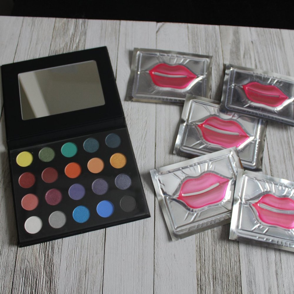 20 Color Eye Shadow Palette Make-Up Portfolio Colorful Mirror + Lip Moisturizers
